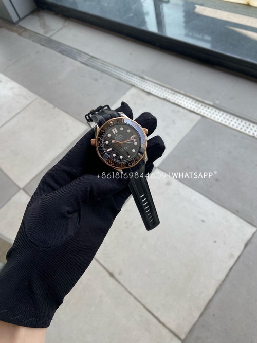 The intergold model of Omega Seamaster 300 purchased by Russian customers 210.20.42.20.01.001 第4张