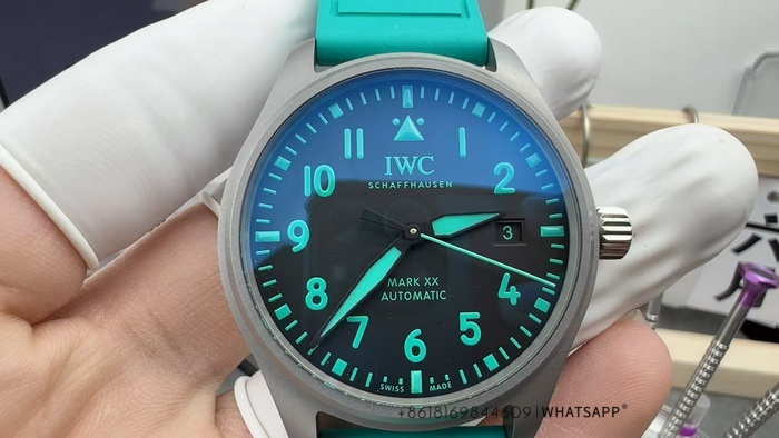 IWC PILOT’S WATCH MARK XX MERCEDES-AMG PETRONAS FORMULA ONE™ TEAM Replica Watch Introduction 第2张