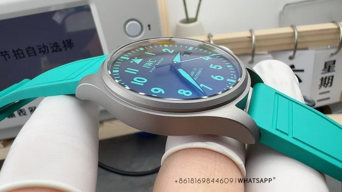 IWC PILOT’S WATCH MARK XX MERCEDES-AMG PETRONAS FORMULA ONE™ TEAM Replica Watch Introduction 第3张