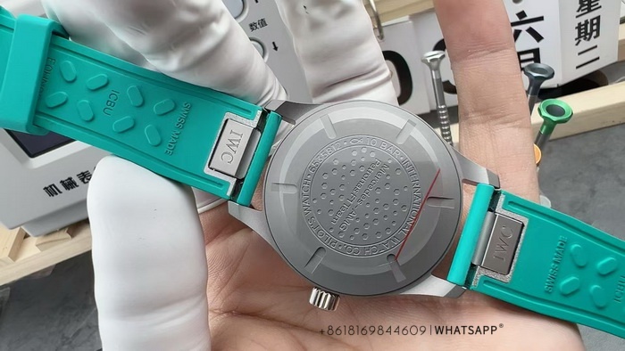 IWC PILOT’S WATCH MARK XX MERCEDES-AMG PETRONAS FORMULA ONE™ TEAM Replica Watch Introduction 第4张