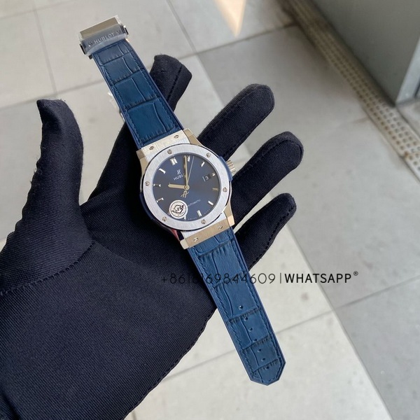 Transaction records of Jaeger-LeCoultre and Hublot watches purchased by a customer from Russia. 第4张