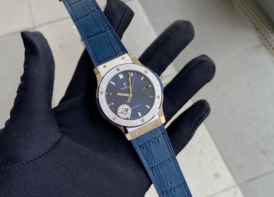 Transaction records of Jaeger-LeCoultre and Hublot watches purchased by a customer from Russia.