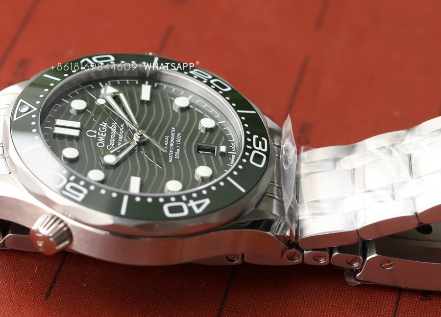 Introduction to VS Factory Omega Seamaster (Green) 210.30.42.20.10.001 Watch 第7张