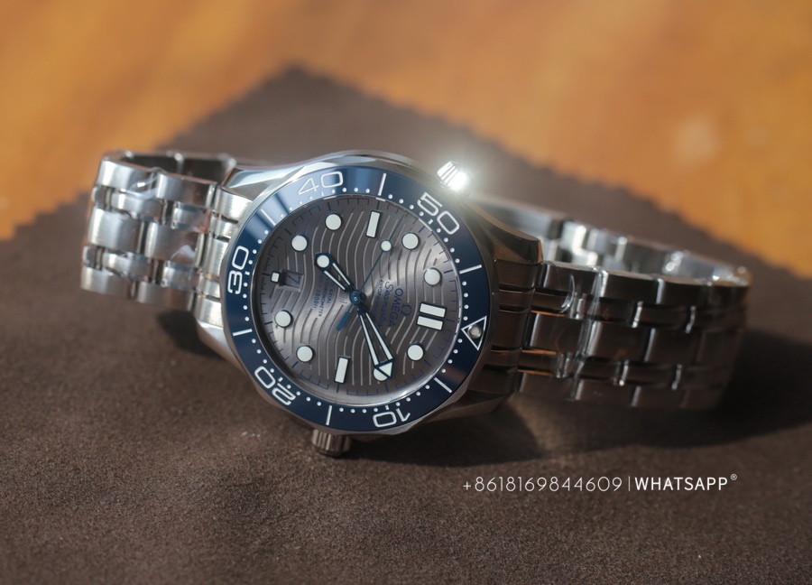 Introduction to the VS Factory Omega Seamaster Diver 300 210.30.42.20.06.001 Replica Watch 第4张