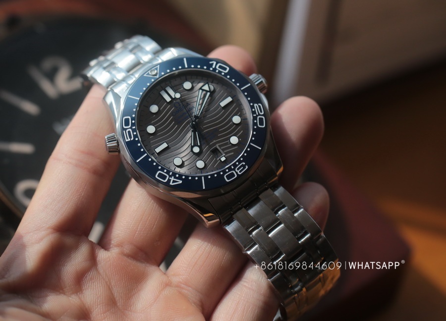 Introduction to the VS Factory Omega Seamaster Diver 300 210.30.42.20.06.001 Replica Watch 第3张