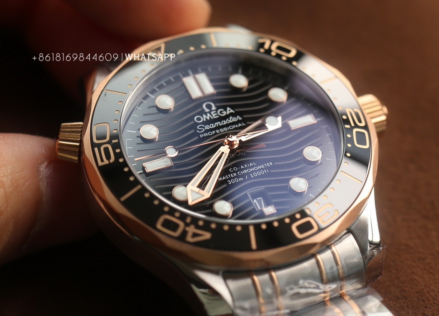 Introduction to the replica Omega Seamaster Diver 300 210.20.42.20.01.001 (two-tone) watch 第7张