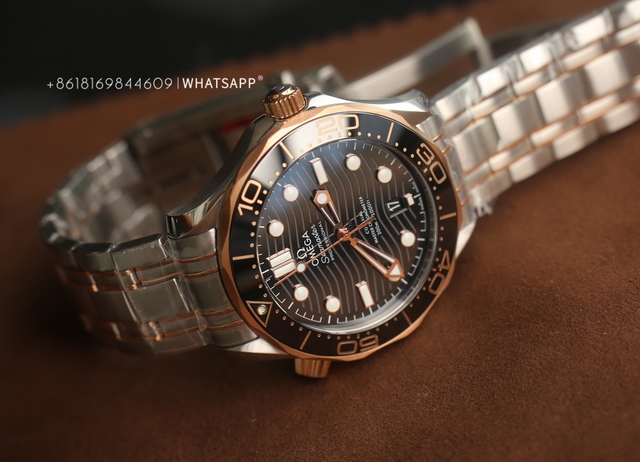 Introduction to the replica Omega Seamaster Diver 300 210.20.42.20.01.001 (two-tone) watch 第5张