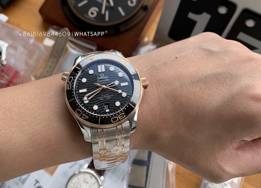 Introduction to the replica Omega Seamaster Diver 300 210.20.42.20.01.001 (two-tone) watch 第2张