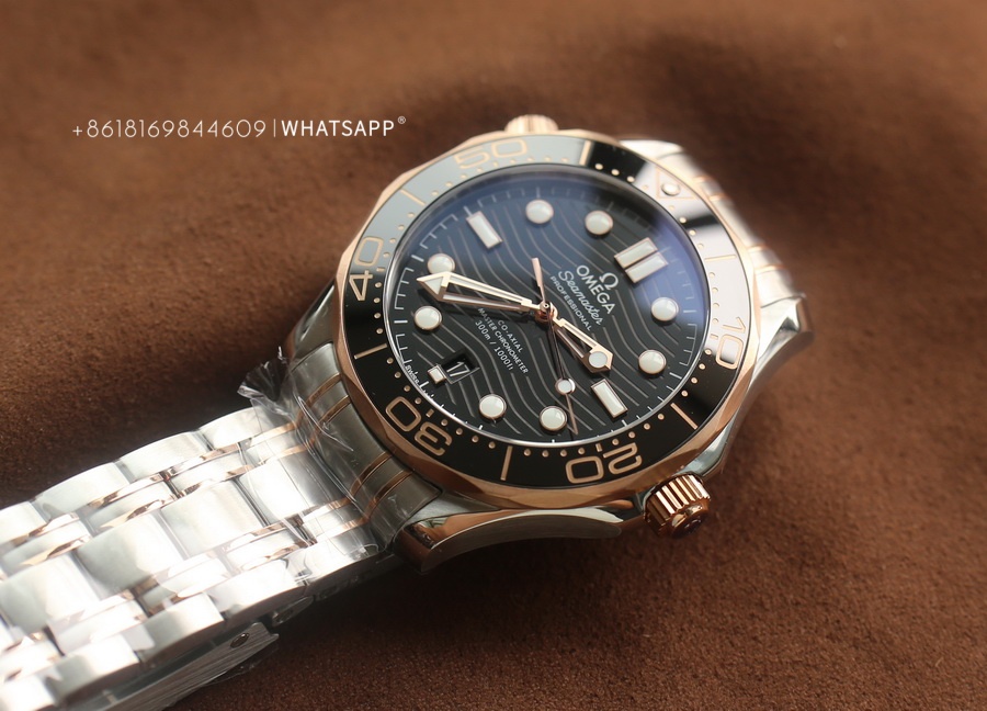 Introduction to the replica Omega Seamaster Diver 300 210.20.42.20.01.001 (two-tone) watch 第3张