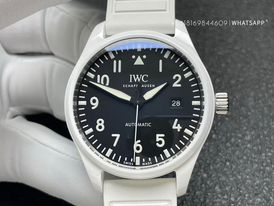 IWC Pilot’s Watch IW328104 Super Clone Replica 第3张