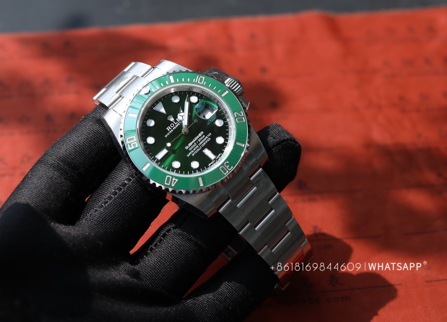 Introduction to the Top Replica of Rolex Green Submariner 116610LV-0002 by VS Factory 第3张
