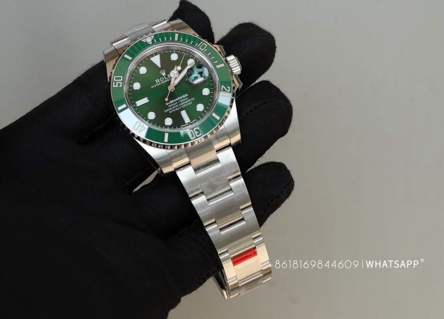 Introduction to the Top Replica of Rolex Green Submariner 116610LV-0002 by VS Factory 第1张