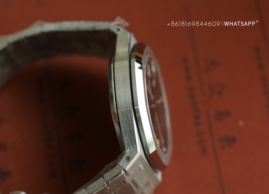 Introduction to APS Factory Top Replica AP Royal Oak OKA 15500 Watch 第8张