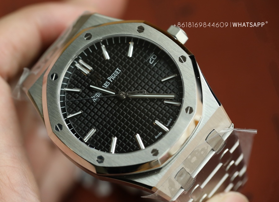 Introduction to APS Factory Top Replica AP Royal Oak OKA 15500 Watch 第4张