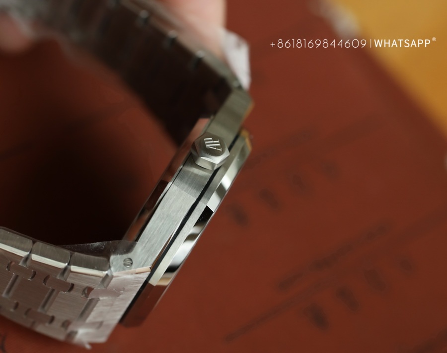 Introduction to APS Factory Top Replica AP Royal Oak OKA 15500 Watch 第9张