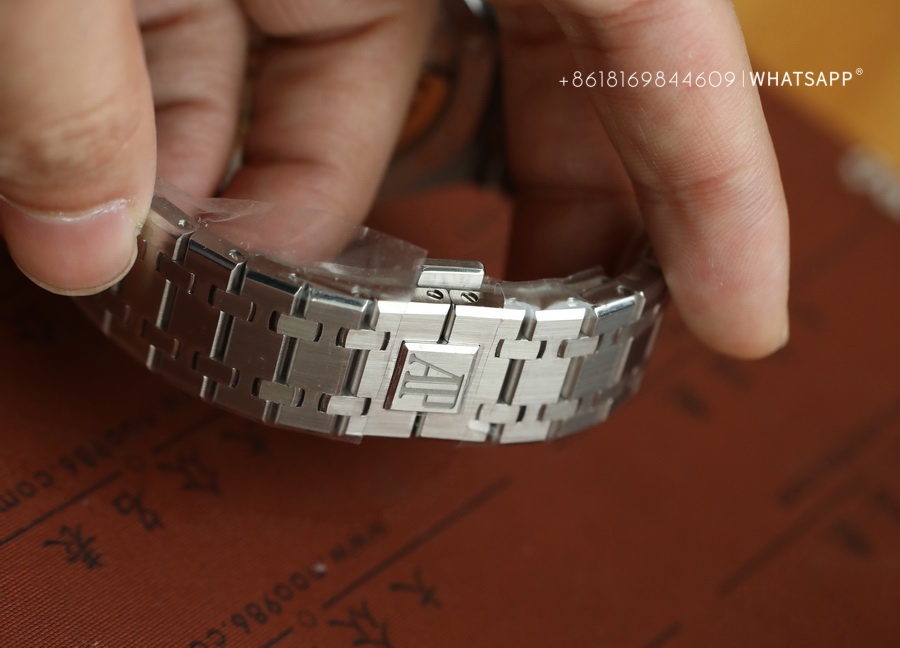 Introduction to APS Factory Top Replica AP Royal Oak OKA 15500 Watch 第11张