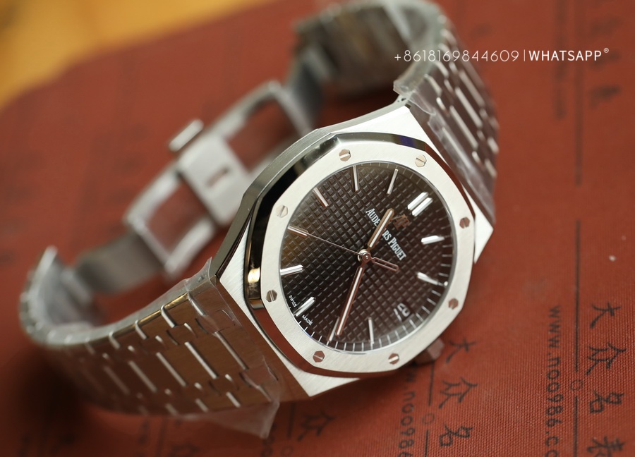 Introduction to APS Factory Top Replica AP Royal Oak OKA 15500 Watch 第5张