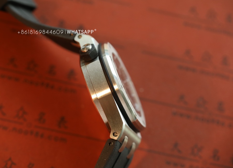 Introduction to the AP15703 Royal Oak Offshore Top Replica Watch by APS Factory 第8张