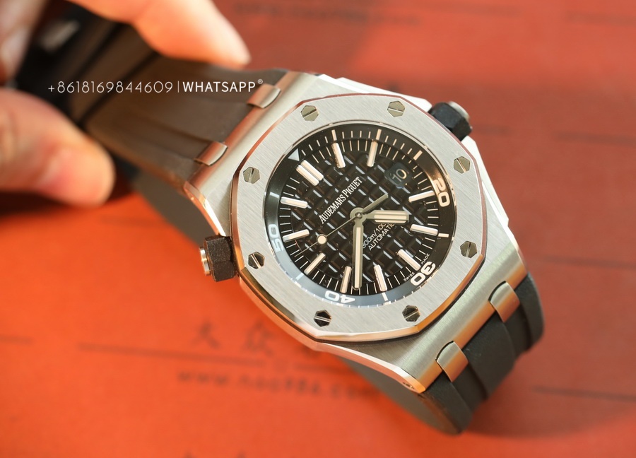 Introduction to the AP15703 Royal Oak Offshore Top Replica Watch by APS Factory 第4张