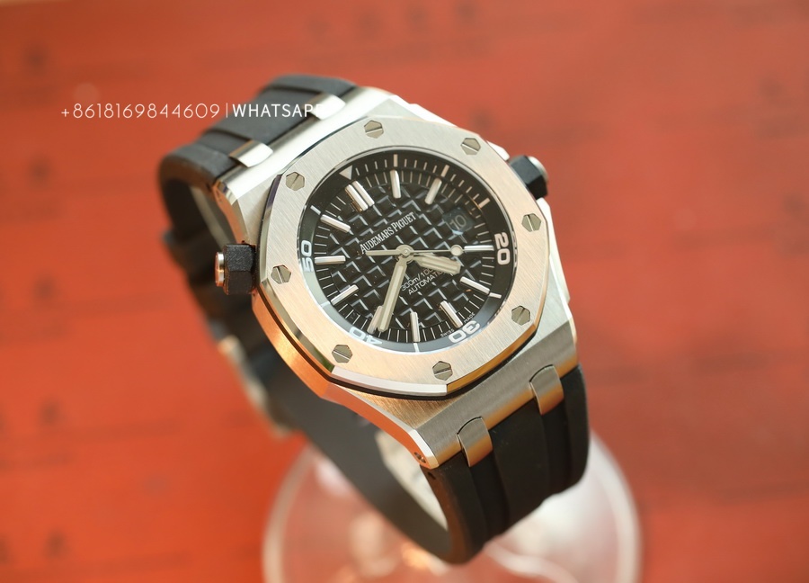 Introduction to the AP15703 Royal Oak Offshore Top Replica Watch by APS Factory 第3张