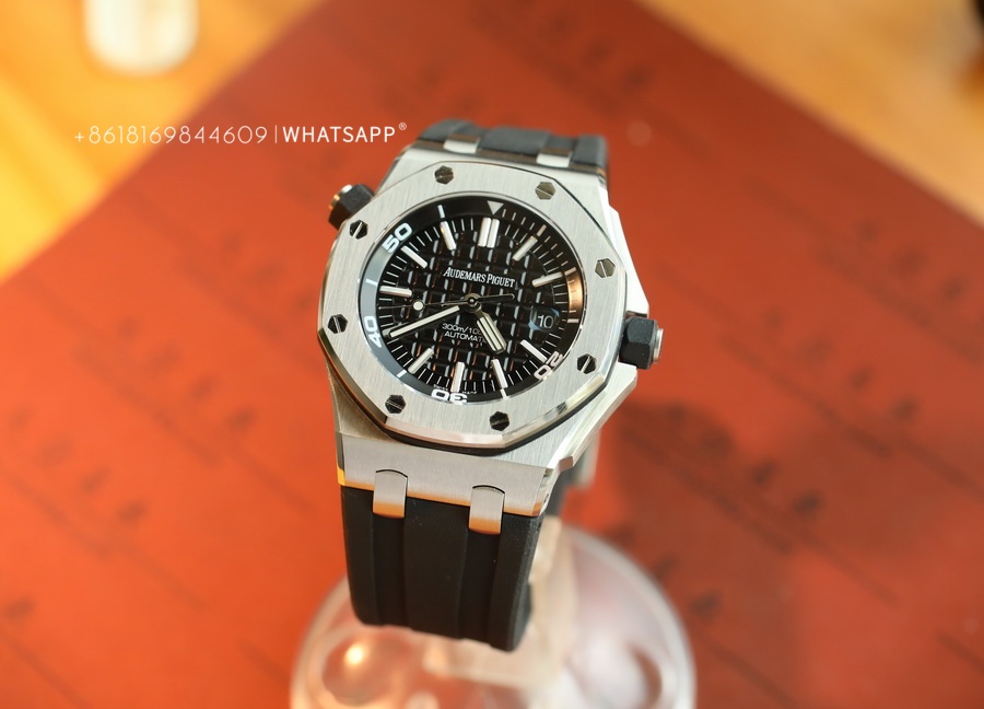 Introduction to the AP15703 Royal Oak Offshore Top Replica Watch by APS Factory 第1张