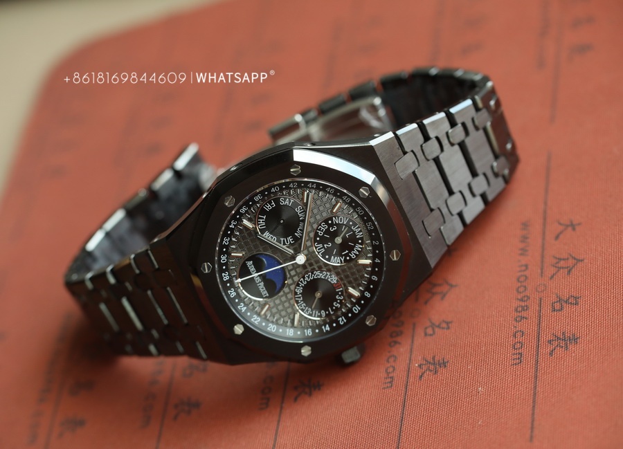 Introduction to APS Factory Royal Oak OKA 26579CE Black Ceramic Watch 第7张