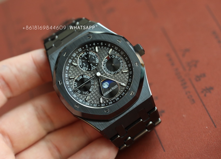Introduction to APS Factory Royal Oak OKA 26579CE Black Ceramic Watch 第4张