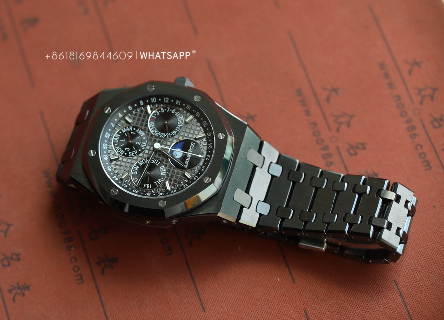 Introduction to APS Factory Royal Oak OKA 26579CE Black Ceramic Watch 第3张