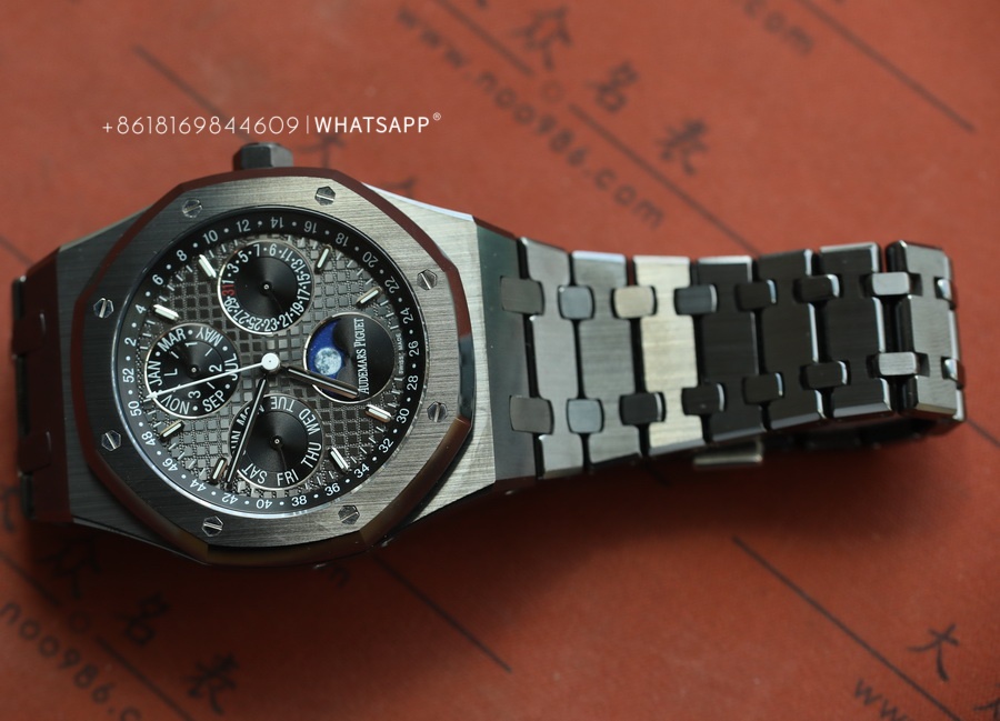 Introduction to APS Factory Royal Oak OKA 26579CE Black Ceramic Watch 第8张