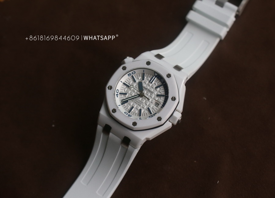 Introduction to APS Factory Replica AP 15707 Royal Oak Offshore White Ceramic Watch 第6张
