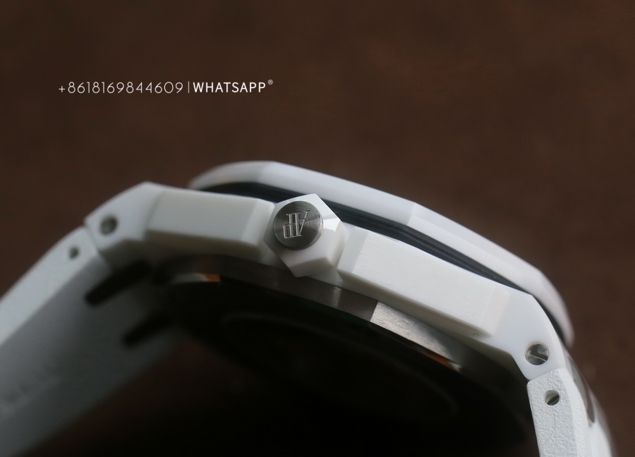 Introduction to APS Factory Replica AP 15707 Royal Oak Offshore White Ceramic Watch 第9张
