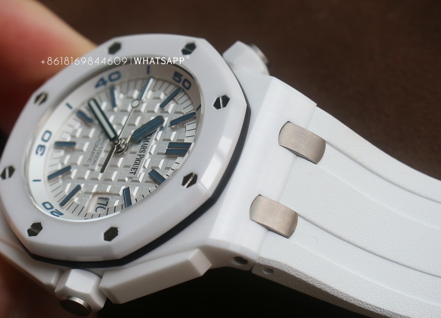 Introduction to APS Factory Replica AP 15707 Royal Oak Offshore White Ceramic Watch 第7张
