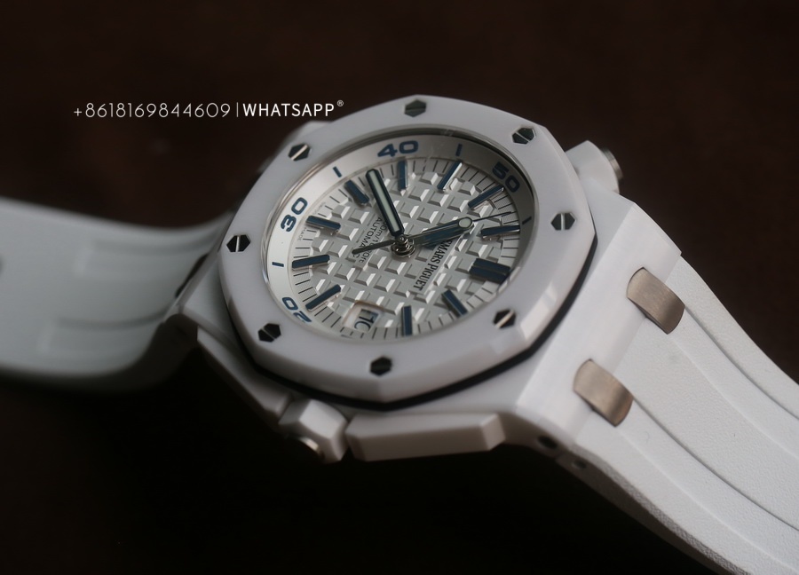 Introduction to APS Factory Replica AP 15707 Royal Oak Offshore White Ceramic Watch 第5张