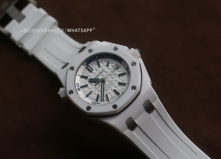Introduction to APS Factory Replica AP 15707 Royal Oak Offshore White Ceramic Watch 第4张