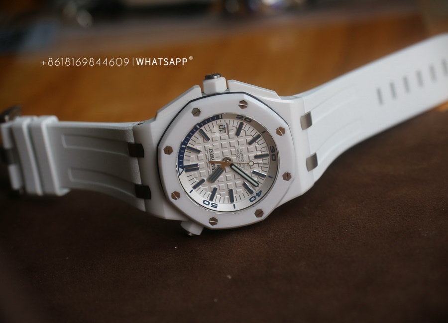 Introduction to APS Factory Replica AP 15707 Royal Oak Offshore White Ceramic Watch 第3张