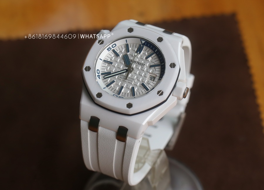 Introduction to APS Factory Replica AP 15707 Royal Oak Offshore White Ceramic Watch 第1张