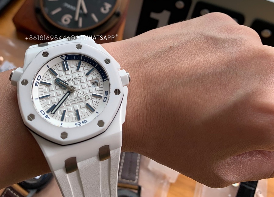 Introduction to APS Factory Replica AP 15707 Royal Oak Offshore White Ceramic Watch 第2张