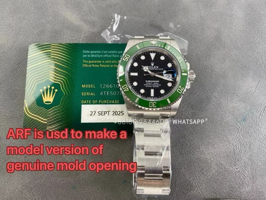 Rolex Hulk Submariner 116610LV Green Dial Replica vs Genuine Watch Review 第1张